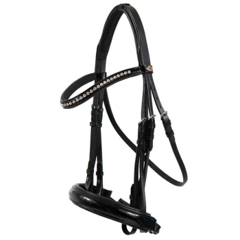 Schwarzes Pferdegeschirr mit einem glänzenden Strassakzent, mit mehreren Riemen und einem eleganten Design, das vor einem weißen Hintergrund hängt.