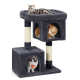 Ein grauer Katzenbaum mit zwei Ebenen: eine graue getigerte Katze, die oben entspannt, und eine orangefarbene Katze sowie eine flauschige weiße Katze in den geschlossenen Bereichen darunter.
