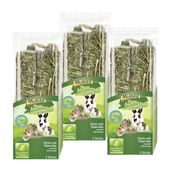 Drie verpakkingen Multifit Nature Grain Free huisdier snacks voor kleine dieren, met peterseliesticks en afbeeldingen van een konijn en cavia's.