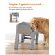 Verstellbarer grauer erhöhter Hundefutterspender mit 10° Neigung für gesunde Haltung, gezeigt mit einem Golden Retriever beim Fressen.