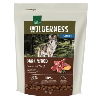 Eine Tüte Real Nature Wilderness Dark Wood Hundefutter für Erwachsene, mit einem Wolf und der Angabe '60% Lamm & Wild, 40% Früchte & Gemüse.'