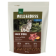 Un sac de nourriture pour chiens Real Nature Wilderness Dark Wood pour adultes, présentant un loup et indiquant "60% Agneau & Sauvage, 40% Fruits & Légumes."