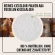 Reines Kieselgur-Pulver aus fossilen Kieselalgen, extra fein, 100% natürlich, ohne chemische Zusatzstoffe, mit Hühnern im Hintergrund.