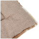 Gros plan sur un lit pour animaux de compagnie confortable avec un dessus en tissu brun texturé et une bordure douce et duveteuse beige.