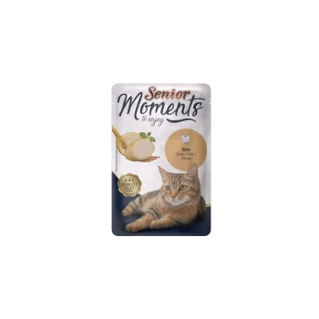 Beutel mit "Senior Moments" Katzenfutter mit einer entspannten getigerten Katze, einer Gabel und einem Hühnerfilet. Text lautet "Huhn" und "Qualitätsfilet."
