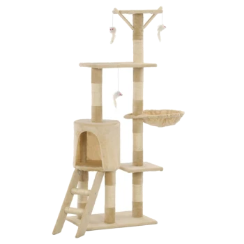Katzenbaum mit mehreren Ebenen, Kratzpfosten, einem gemütlichen Versteck und hängenden Spielzeugmäusen, alles in einem sanften Beigeton.