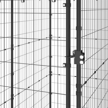 Schwarzer Metall-Tierkäfig mit vertikalen Stäben und einem sicheren Riegelmechanismus, der eine Seitenansicht der Struktur zeigt.