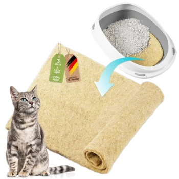 Katze sitzt neben aufgerollten Hanfstreumatten mit Etiketten "3 Stück 100% Hanf" und "Made in Germany" sowie einer Katzentoilette.