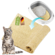 Katze sitzt neben aufgerollten Hanfstreumatten mit Etiketten "3 Stück 100% Hanf" und "Made in Germany" sowie einer Katzentoilette.