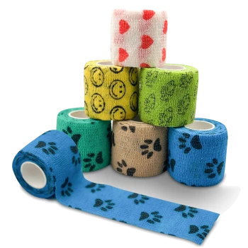 Bunte Haustierbandagenrollen, die in einer Pyramide gestapelt sind, mit Designs wie Herzen, Smiley-Gesichtern und Pfotenabdrücken.