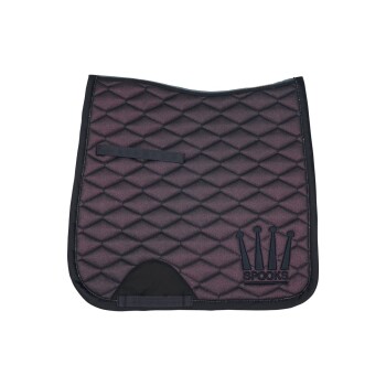 Ein dunkles, gestepptes Sattelpad mit einem Diamantmuster, das ein schwarzes 'SPOOKS'-Logo und ein Kronendesign in der unteren rechten Ecke aufweist.