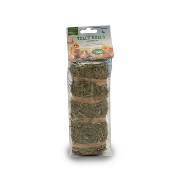 Eine verpackte Heurolle für kleine Haustiere, beschriftet mit "Tolle-Rolle mit Blüten-Dip," mit Bildern eines Kaninchens und eines Meerschweinchens.