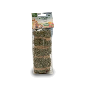 Eine verpackte Heurolle für kleine Haustiere, beschriftet mit "Tolle-Rolle mit Blüten-Dip," mit Bildern eines Kaninchens und eines Meerschweinchens.