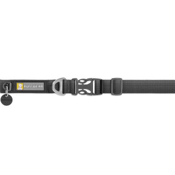 Schwarzes Hundehalsband mit einer silbernen Schnalle und einem Anhänger mit dem Ruffwear-Logo und einer Hundillustration.