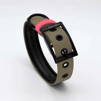 Ein stilvolles Hundehalsband mit einer schwarzen Schnalle und einem rosa Akzent, mit einem beigen Riemen und schwarzem Innenfutter.