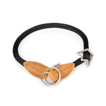 Schwarzes geflochtenes Hundehalsband mit hellbraunen Lederakzenten und einem Metallring, mit einem einzigartigen sternförmigen Verschluss.