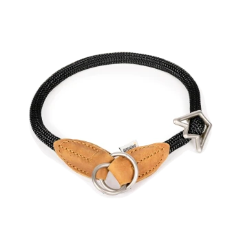 Schwarzes geflochtenes Hundehalsband mit hellbraunen Lederakzenten und einem Metallring, mit einem einzigartigen sternförmigen Verschluss.