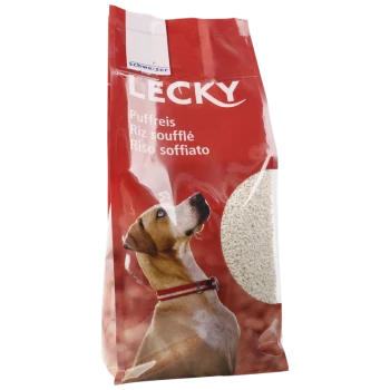 Ein roter Beutel mit Lecky gepufftem Reis für Hunde, mit einem Hund, der nach oben schaut, mit Text in mehreren Sprachen: "Puffreis, Riz soufflé, Riso soffiato."