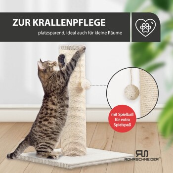 Getigerte Katze kratzt an einem vertikalen Sisal-Kratzbaum mit hängendem Sisalball, deutscher Text über Krallenpflege.