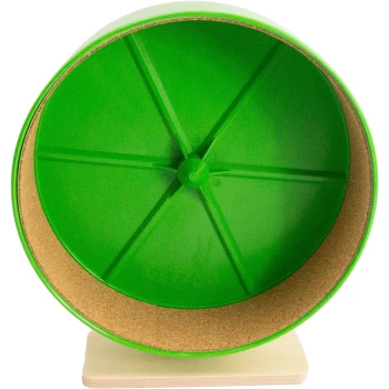 Grünes Laufrad für kleine Haustiere, mit einem Kork-Innenraum und auf einem Holzsockel montiert.