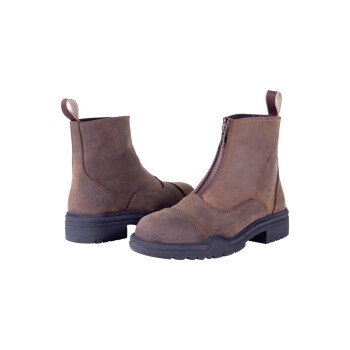 Braune Leder-Stiefeletten mit einem seitlichen Reißverschluss und Gummisohle, aus mehreren Winkeln auf einem weißen Hintergrund präsentiert.