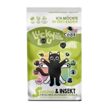 Eine Tierfuttertüte mit einer Cartoon-Schwarzen Katze, beschriftet mit "Lucky Lou Adult", die "Geflügel & Insekten" und Symbole für Qualitätsvorteile zeigt.