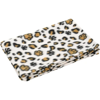 Couverture en polaire pliée avec un fond blanc et des taches de léopard noires et fauves ainsi que des empreintes de pattes.