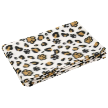 Couverture en polaire pliée avec un fond blanc et des taches de léopard noires et fauves ainsi que des empreintes de pattes.