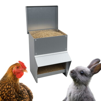 Metall-Pellet-Futterspender, gefüllt mit Pellets, flankiert von einem Huhn (links) und einem grauen Kaninchen (rechts).
