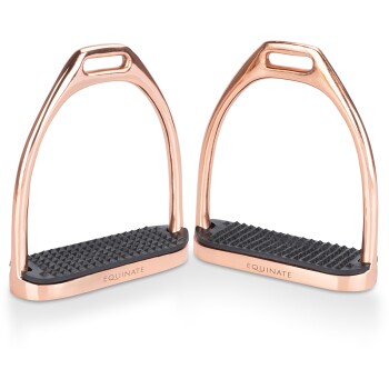 Kupferfarbene Pferdereitsteigbügel mit strukturierten schwarzen Gummifußbetten, mit dem Markennamen 'EQUINATE' an der Seite.