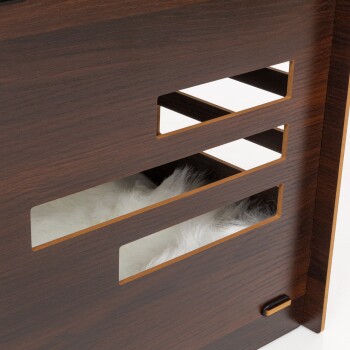 Holzkiste für Haustiere mit geschlitztem Design, mit einem weichen weißen Kissen innen für Komfort.