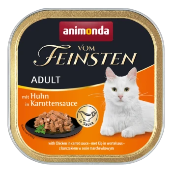 Biały kot obok puszki karmy dla kotów Animonda Vom Feinsten Adult, z kurczakiem w sosie marchewkowym.