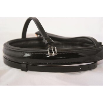 Eine elegante schwarze Lederleine für Hunde, mit glänzender Lackoberfläche und einer Metallschnalle, flach auf einem weißen Hintergrund ausgelegt.