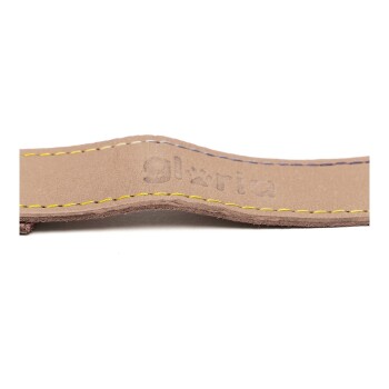 Nahaufnahme eines braunen Lederhalsbands für Haustiere mit gelben Nähten, das den geprägten Namen "Gloria" zeigt.