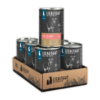 Liebesgut Dosenfutter (Hirsch für Hunde) gestapelt in einer Kartontray, schwarze Etiketten mit der Aufschrift 'LIEBESGUT' und 'SENSITIV'.