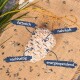 Ein strukturierter Vogelfutterblock auf Jute, umgeben von Sonnenblumenkernen, beschriftet mit "fettreich", "nahrhaft", "nachhaltig" und "energiespendend."