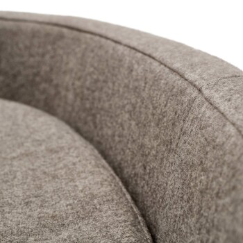 Nahaufnahme eines weichen, grauen Hundebetts mit abgerundetem Rand, das seinen strukturierten Stoff und die plüschige Polsterung zeigt.