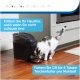 Eine dreifarbige Katze frisst aus einer Metallschüssel auf einem Holzboden neben einem schwarzen Futterspender mit Fütterungsanweisungen.