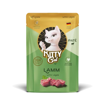 Grün-gelber Kitty Cat‑Beutel mit Lamm‑Pâté Katzenfutter, beschriftet mit 'Kitty Cat', 'LAMM with lamb', 'Made in Germany'.