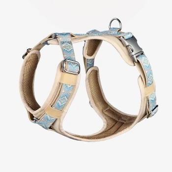 Ein beiges und blau gemustertes Hundegeschirr mit verstellbaren Riemen und Metallclips, entworfen für Komfort und Sicherheit.