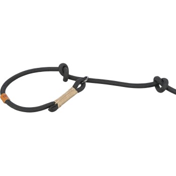 Czarna pleciona smycz dla psa z skórzaną rączką i metalowym pierścieniem, z wzorem węzła do regulacji długości.