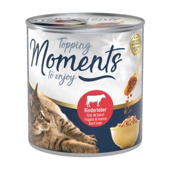 Une boîte de nourriture pour animaux étiquetée "Moments à savourer" avec un chat et un bol de garniture de foie de bœuf, avec du texte en plusieurs langues.