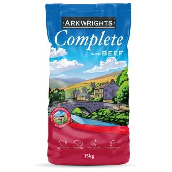 Ein 15-kg-Sack Arkwrights Complete Hundefutter mit Rindfleisch, mit einer malerischen Landschaftsillustration und einem Logo, das auf die Ernährung für Arbeitshunde hinweist.