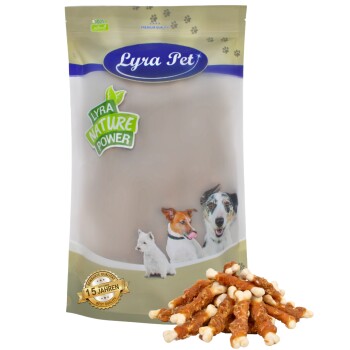 Lyra Pet Hundeleckerlipackung mit einer Vielzahl von Hunden auf der Vorderseite, mit einem Haufen Kaustäbchen davor.