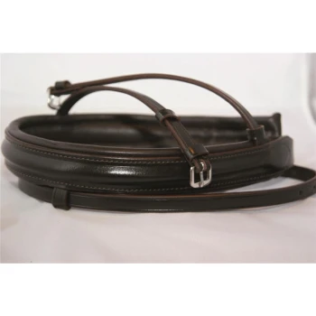 Eine braune Lederleine für Hunde mit einem eleganten Design, mit silbernen Metallbeschlägen und Nähdetails, flach auf einem weißen Hintergrund ausgelegt.