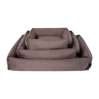 Drei gestapelte Haustierbetten aus weichem, taupefarbenem Stoff, mit plüschigen Seiten und einem gemütlichen Design.