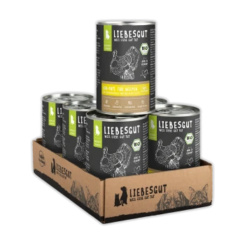 Liebesgut Dosen-Bio-Welpenfutter im Kartontray, schwarze Etiketten mit Puten-Skizze und 'BIO'-Logo.