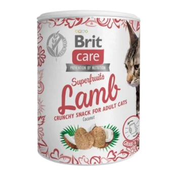 Pojemnik z chrupiącą przekąską Brit Care Superfruits Lamb dla dorosłych kotów, z wizerunkiem kota, ilustracjami kokosa i napisem "Grab & Snack".