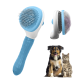 Blaue Haustierpflegebürste mit abnehmbarem Kopf, mit feinen Borsten zum Entfernen von losem Fell, neben einem Hund und einer Katze.