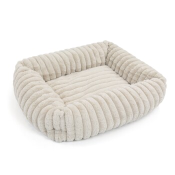 Beiges rechteckiges Plüsch-Haustierbett mit gerippter Textur und erhöhten Seiten auf weißem Hintergrund.